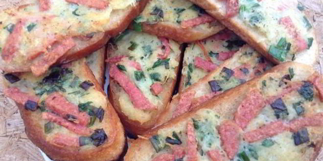 Рецепт гренков с колбасой и картофелем