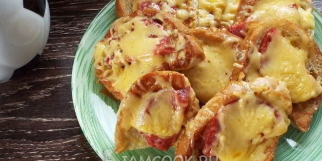 Рецепт гренков с колбасой и сыром на сковороде