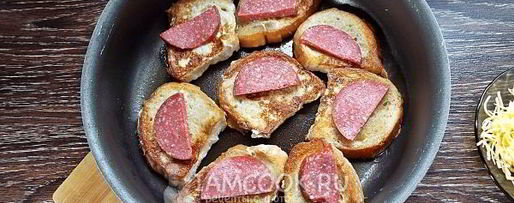 Шаг 7: гренков с колбасой и сыром на сковороде