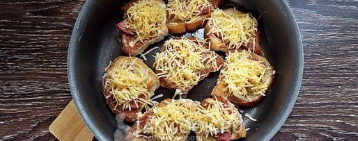 Шаг 8: гренков с колбасой и сыром на сковороде