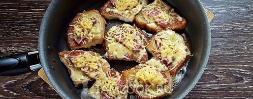 Шаг 10: гренков с колбасой и сыром на сковороде