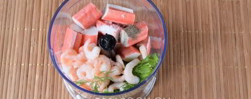 Шаг 5: гренков с крабово-креветочной пастой