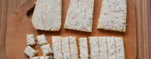 Шаг 8: гренков с крабово-креветочной пастой