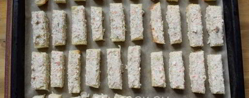 Шаг 9: гренков с крабово-креветочной пастой