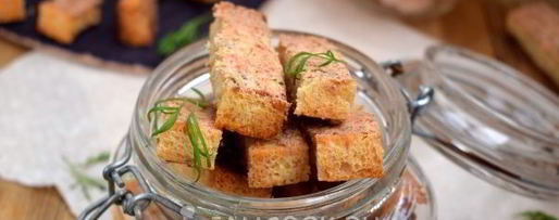 Шаг 10: гренков с крабово-креветочной пастой