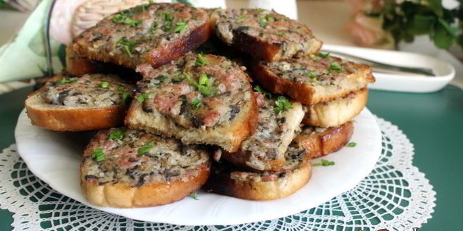 Рецепт гренков с мясным фаршем и шампиньонами