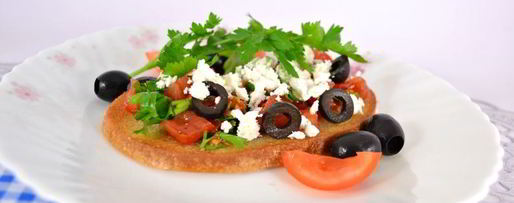 Шаг 4: гренков с помидорами, оливками и фетой