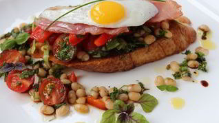 Рецепт Гренков с салатом Завтрак чемпиона