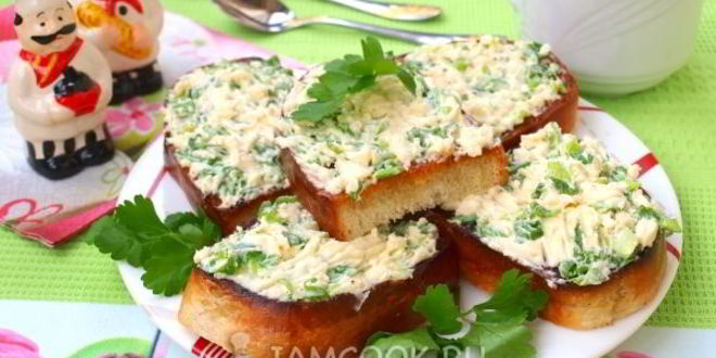 Рецепт гренков с сыром и луком на сковороде