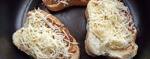 Шаг 11: гренков с сыром и яйцом на сковороде