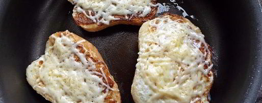 Шаг 12: гренков с сыром и яйцом на сковороде