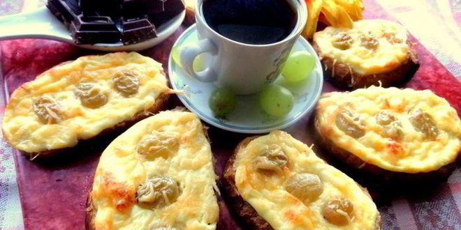 Рецепт запеченных гренков с творогом и виноградом