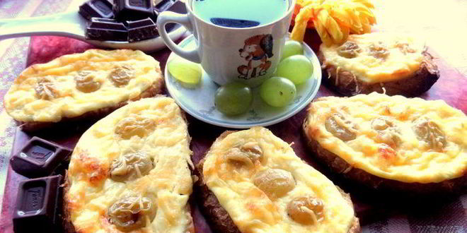 Рецепт запеченных гренков с творогом и виноградом