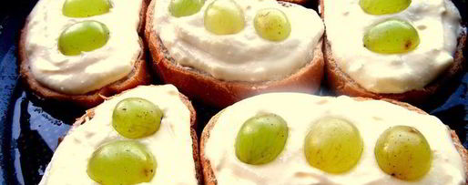 Шаг 4: запеченных гренков с творогом и виноградом