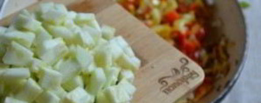 Шаг 4: икры кабачковой с перцем и помидорами