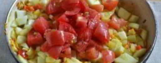 Шаг 5: икры кабачковой с перцем и помидорами