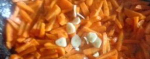 Шаг 3: икры кабачковой с томатной пастой и чесноком