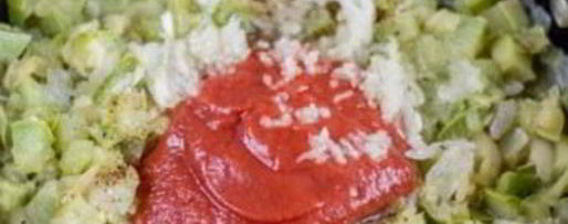 Шаг 3: кабачковой икры без моркови с томатной пастой