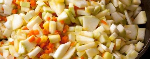 Шаг 6: кабачковой икры кусочками