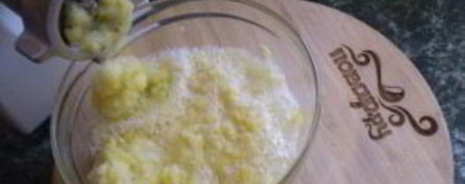 Шаг 2: кабачковой икры с майонезом и луком