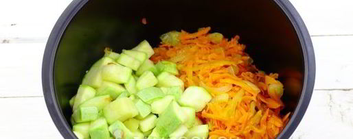 Шаг 3: кабачковой икры с перцем и луком