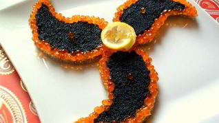 Рецепт Канапе из черного хлеба с черной и красной икрой