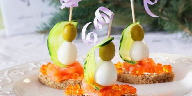 Рецепт канапе из форели, молодого сыра и перепелиного яйца