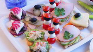 Рецепт Канапе из моцареллы и помидоров черри