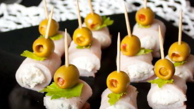 Рецепт Канапе из ветчины с сырной начинкой