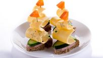 Рецепт Канапе Кораблики с колбасой и сыром на шпажках