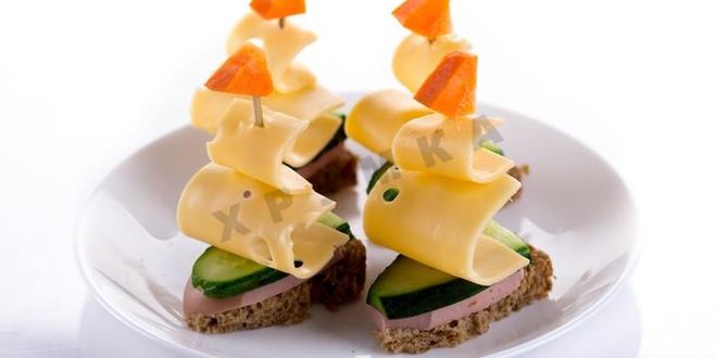 Рецепт канапе кораблики с колбасой и сыром на шпажках