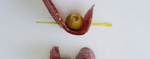 Шаг 2: канапе на шпажках с салями