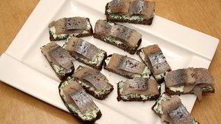 Рецепт Канапе по-русски с селедкой