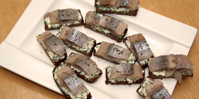 Рецепт канапе по-русски с селедкой