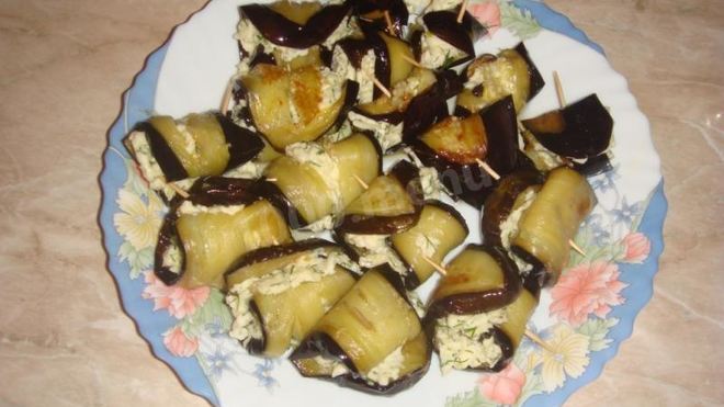 Рецепт Канапе рулетики из баклажанов с сыром и чесноком