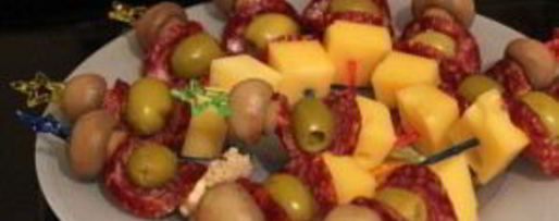 Шаг 2: канапе с колбасой и сыром