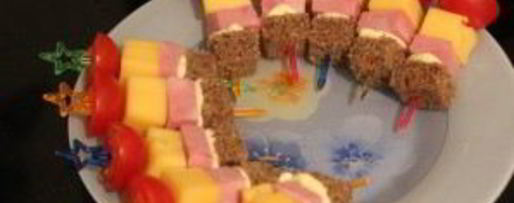 Шаг 4: канапе с колбасой и сыром