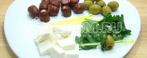 Шаг 2: канапе с копчеными колбасками