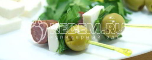 Шаг 3: канапе с копчеными колбасками