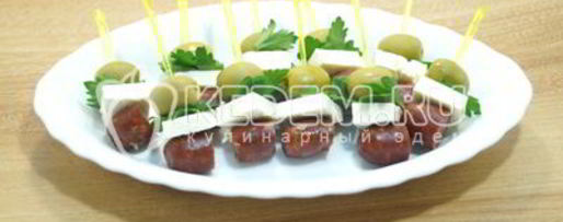 Шаг 4: канапе с копчеными колбасками