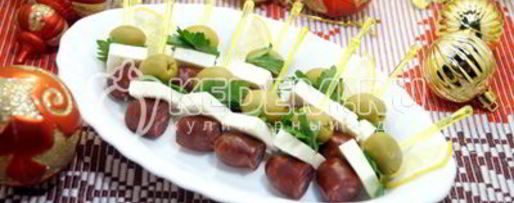 Шаг 5: канапе с копчеными колбасками