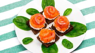 Рецепт Канапе с красной рыбой Розочки