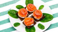 Рецепт Канапе с красной рыбой Розочки