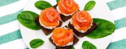 Шаг 2: канапе с красной рыбой розочки