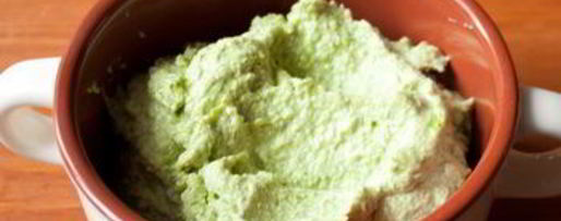 Шаг 1: канапе с кремом из феты и песто с томатами