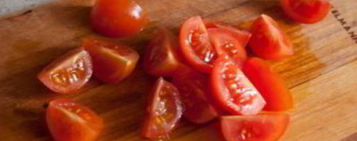 Шаг 2: канапе с кремом из феты и песто с томатами