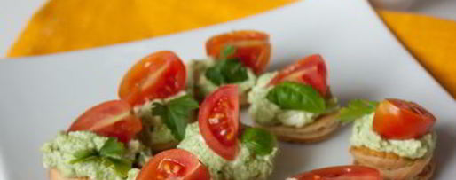 Шаг 5: канапе с кремом из феты и песто с томатами