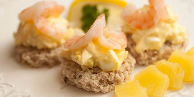 Рецепт канапе с креветками и ананасом