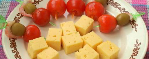 Шаг 2: канапе с креветками, сыром и черри