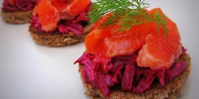 Рецепт канапе с лососем и свеклой